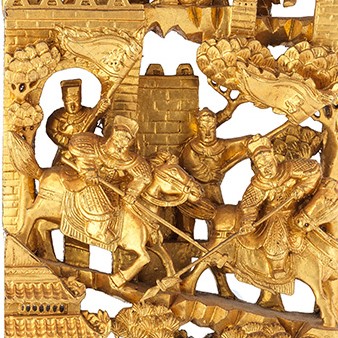 Tallado de alto relieve en madera realizado a mano y de color dorado con la figura de varios soldados chinos. Este y más tallados en nuestra tienda online de arte