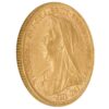 Perspectiva lateral de la cara de la moneda de oro Soberano Victoria Anciana de 1899