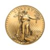 Perspectiva frontal de la cruz de la moneda de oro American Eagle de 1 oz de 2024, donde se muestra a la diosa Libertad con varios símbolos de la nación estadounidense