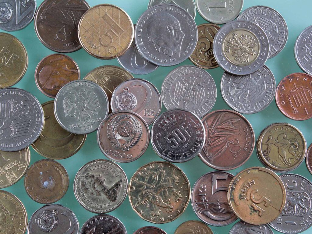 Monedas numismáticas de toda Europa, sobre un cristal