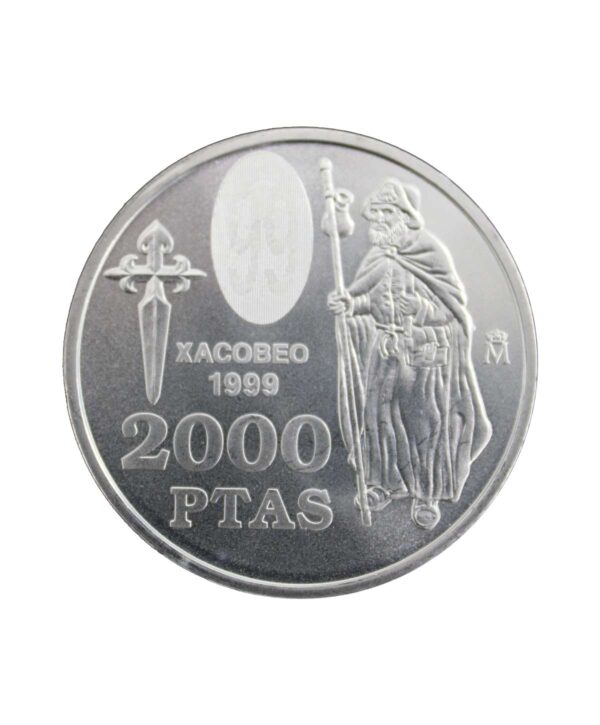 Perspectiva frontal de la cruz de la moneda de 2.000 pesetas Año Xacobeo 1999, con la cruz de Santiago y un peregrino