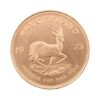 Perspectiva frontal de la cruz de la moneda de oro Krugerrand de 1oz de 1973, con la imagen del antílope